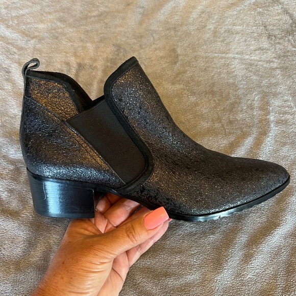 Donald J. Pliner Darla Black Metallic Silver Leather Chelsea Ankle Boot, Size 8 - Picture 3 of 9
